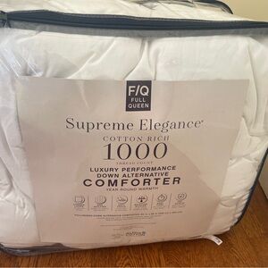 Supreme White Comforter